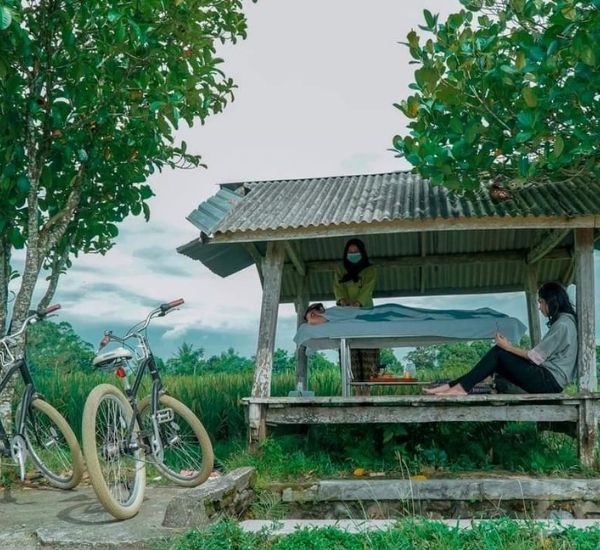 istirahat sejenak di gazebo lombok