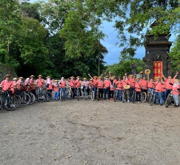 sepeda bareng teman kantor di desa bilebante