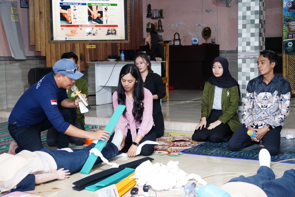 Pelatihan Bantuan Hidup Dasar menggunakan manekin oleh Fakultas Kedokteran Universitas Islam Al-Azhar