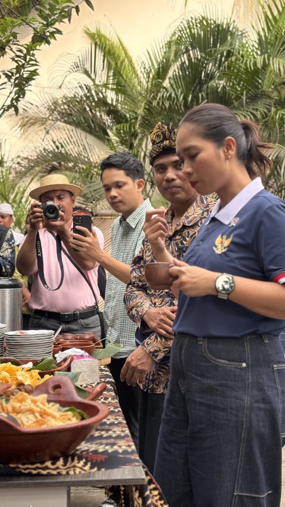 Wakil Menteri Pariwisata mencicipi kuliner tradisional Desa Wisata Hijau Bilebante