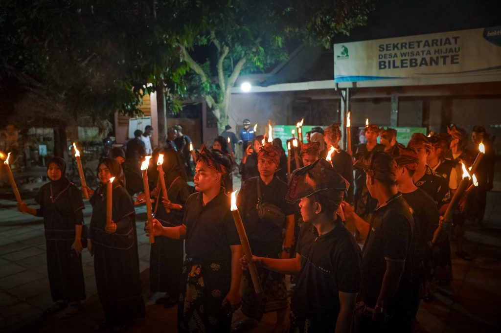 Peserta berkumpul sebelum mengikuti atraksi budaya Betemoe di Desa Wisata Hijau Bilebante Lombok Tengah.