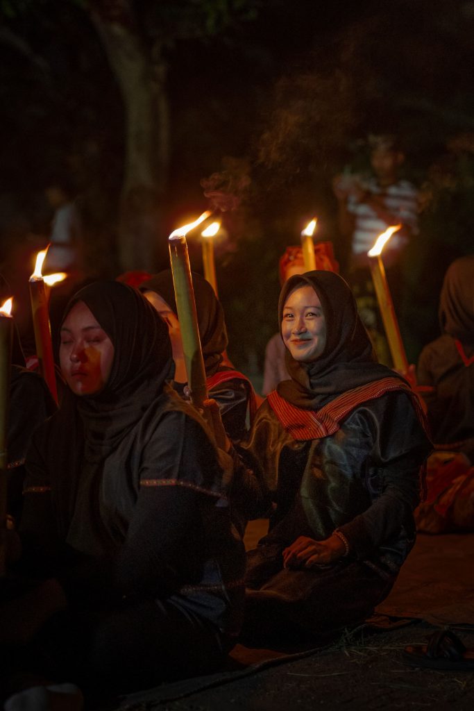 Peserta menikmati pertunjukan budaya Betemoe di Desa Wisata Hijau Bilebante