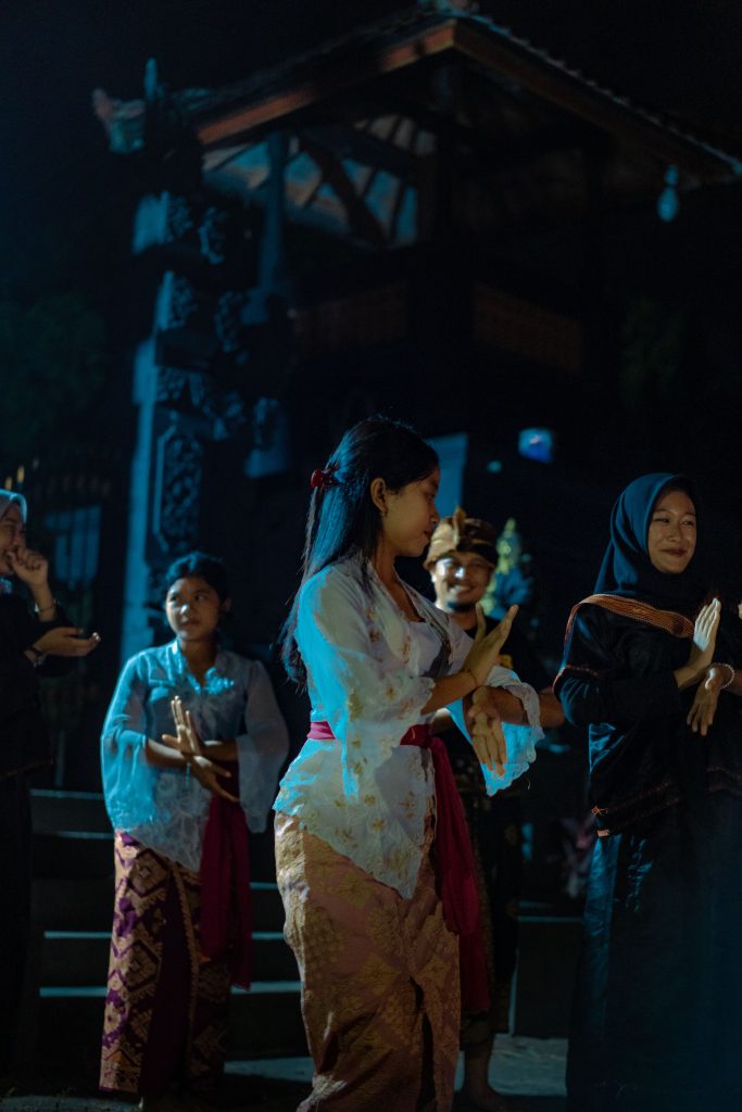 Wisatawan berinteraksi dengan masyarakat dalam atraksi budaya Betemoe