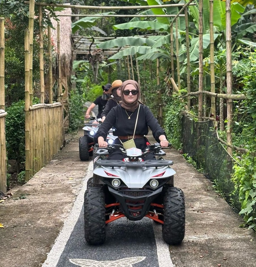 bule naik ATV menelusuri kebun