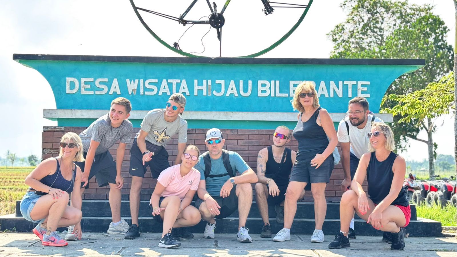 bermain gasing dengan wisatawan