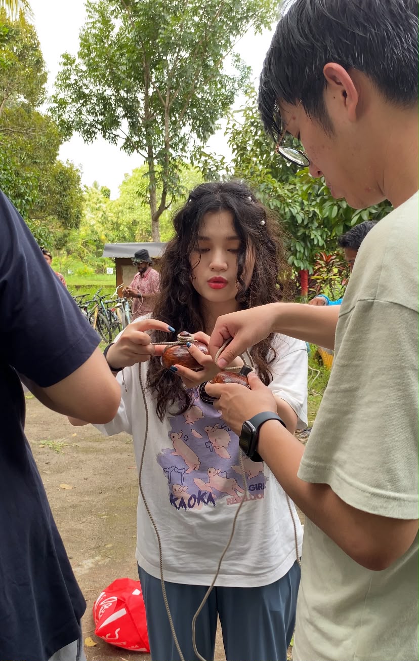 bermain gasing dengan wisatawan