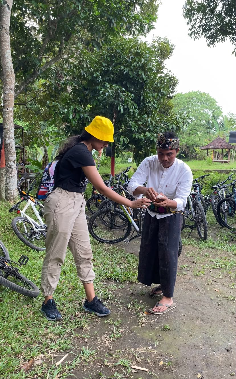 bermain gasing dengan wisatawan